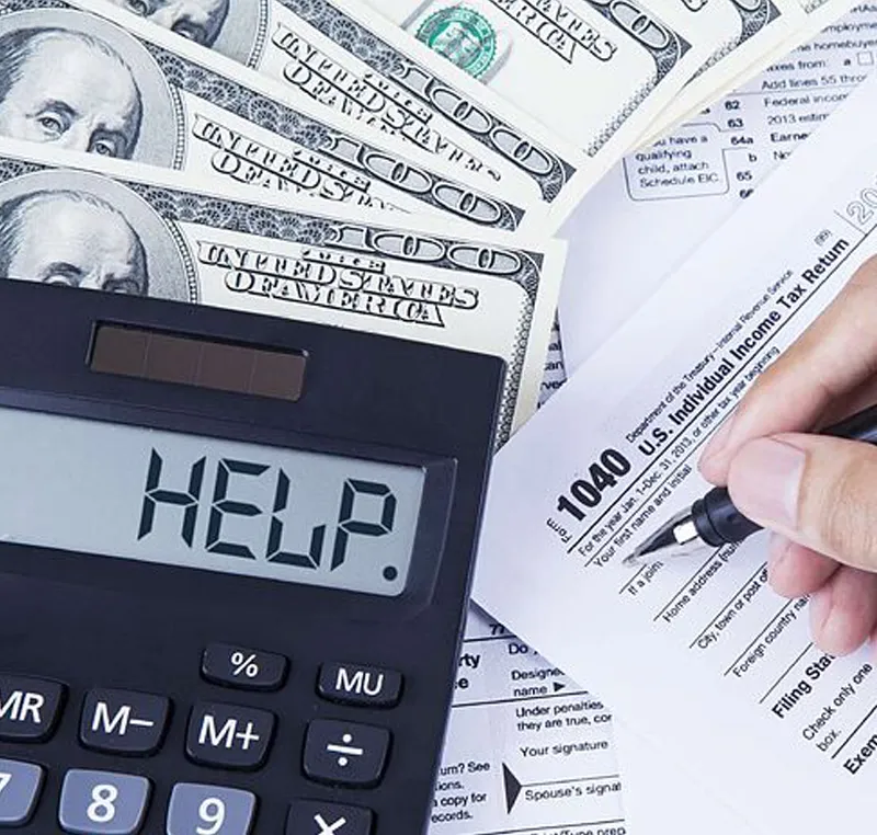 calculadora y dinero en un formulario de impuestos 1040